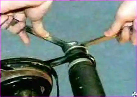 Откручивание гайки Отворачивание гайки нижнего крепления амортизатора