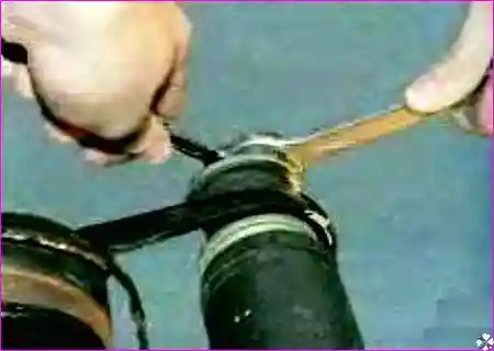 Извлечение болта Извлечение болта нижнего крепления амортизатора