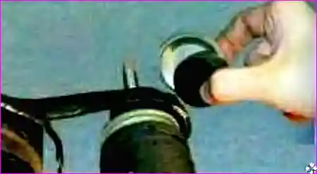 Верхнее крепление амортизатора Отворачивание гайки верхнего крепления амортизатора