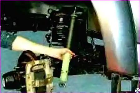 Демонтаж верхней части амортизатора Снятие упорной шайбы и резиновой втулки со штока амортизатора