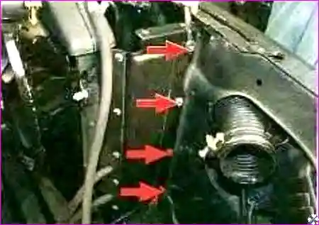 Верхний щиток Снятие верхнего щитка радиатора