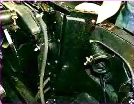 Правый щиток Снятие правого бокового щитка радиатора