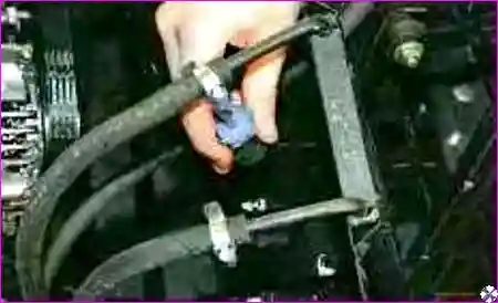 Снятие шлангов Ослабление хомутов и снятие шлангов масляного радиатора