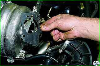 Removing the throttle assembly