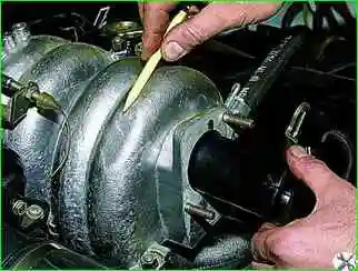 Removing the throttle assembly Removing the throttle assembly