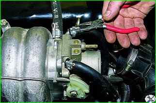 Removing the throttle assembly