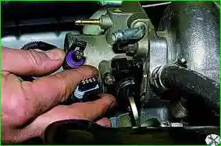 Removing the throttle assembly Removing the throttle assembly