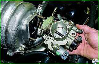 Removing the throttle assembly