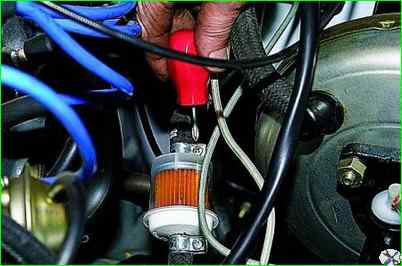 Replacing the fine fuel filter