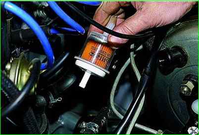 Replacing the fine fuel filter