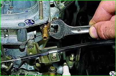 Removing the carburetor fuel filter