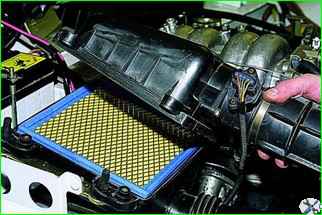 Replacing the air filter