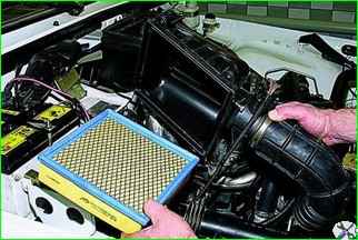 Replacing the air filter