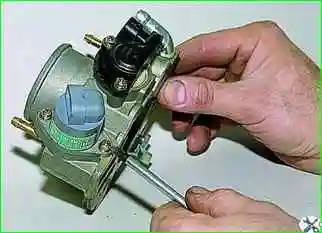 Removing the idle speed control valve Removing the idle speed control valve