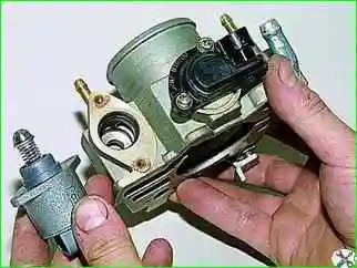 Removing the idle speed control valve Removing the idle speed control valve