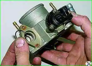 Removing the idle speed control valve Removing the idle speed control valve