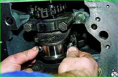 Replacing engine pistons and rings