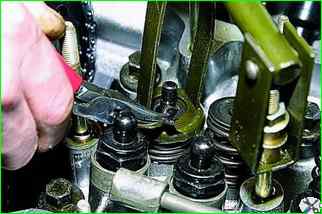 Replacing engine oil seals