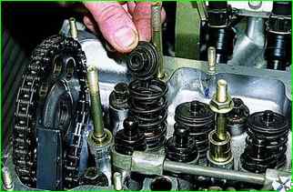 Replacing engine oil seals