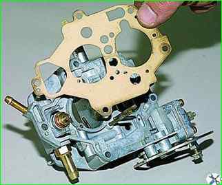 Disassembling the carburetor cover