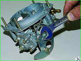 Disassembling the carburetor cover