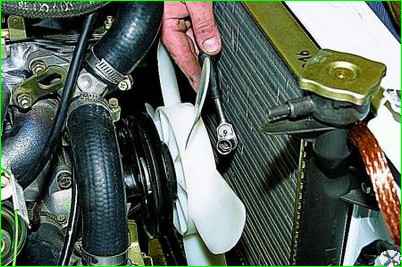 How to replace the coolant pump cover