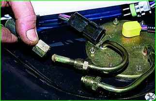 How to remove the electric fuel pump of a VAZ-2121 car