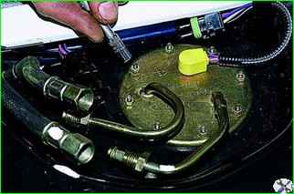 How to remove the electric fuel pump of a VAZ-2121 car