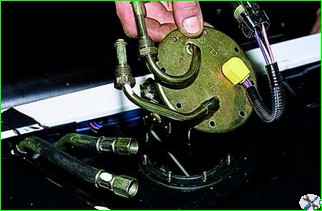 How to remove the electric fuel pump of a VAZ-2121 car