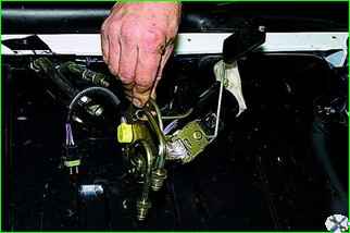 How to remove the electric fuel pump of a VAZ-2121 car