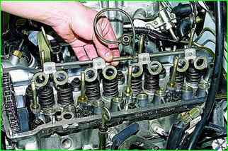 How to replace the hydraulic bearings of the valve drive levers of the VAZ-21214 engine