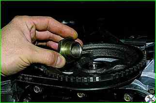 Replacing the front crankshaft oil seal