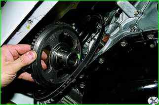 Replacing the front crankshaft oil seal