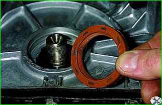 Replacing the front crankshaft oil seal