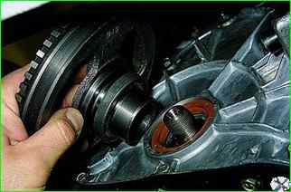 Replacing the front crankshaft oil seal