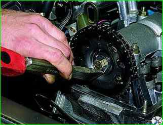 How to remove the camshaft of the VAZ-21214 engine