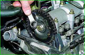 How to remove the camshaft of the VAZ-21214 engine