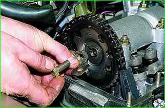 How to remove the camshaft of the VAZ-21214 engine