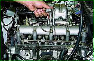 How to remove the camshaft of the VAZ-21214 engine