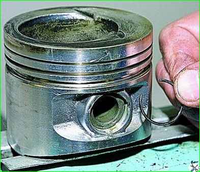 Replacing engine pistons and rings