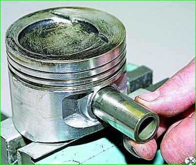 Replacing engine pistons and rings