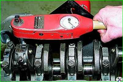 Checking and assembling the connecting rod and piston group