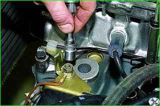 How to replace the VAZ-21214 engine oil pump drive gear