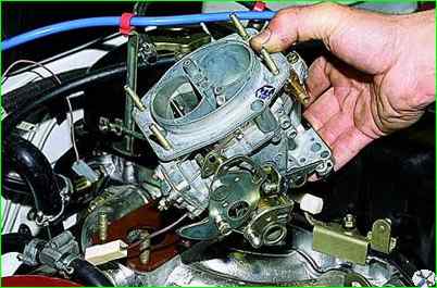 How to remove the carburetor of a VAZ-2121