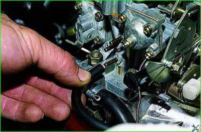 How to remove the carburetor of a VAZ-2121