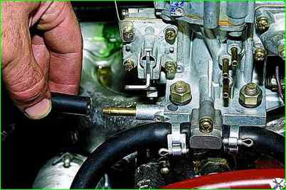 How to remove the carburetor of a VAZ-2121