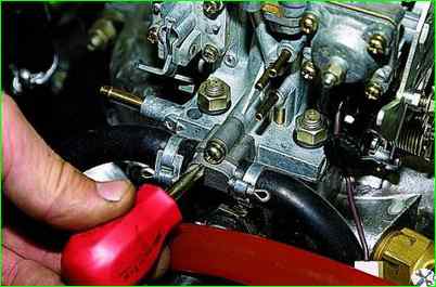 How to remove the carburetor of a VAZ-2121