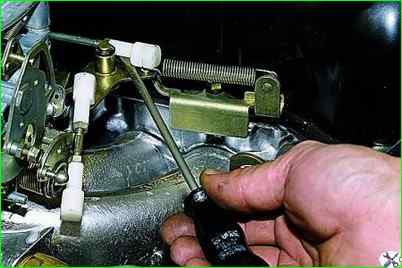 How to remove the carburetor of a VAZ-2121