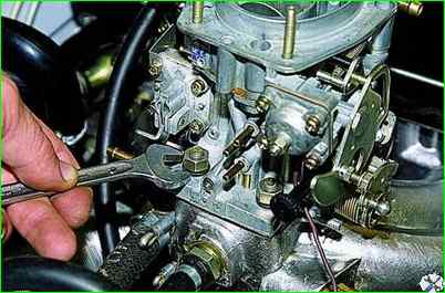 How to remove the carburetor of a VAZ-2121