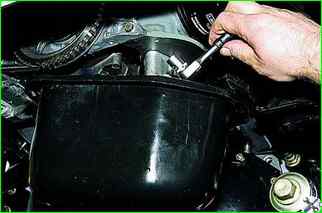 How to remove and repair a car's oil pump